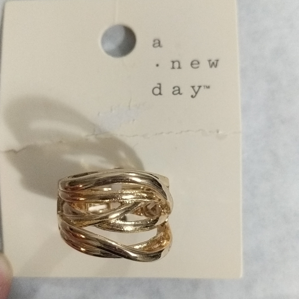 NWT Stretchable gold ring